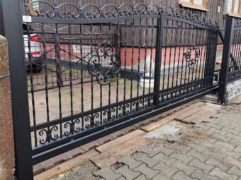 Brama wjazdowa przesuwna ogrodzeniowa kuta czarna z&nbsp;ornamentami BP 028