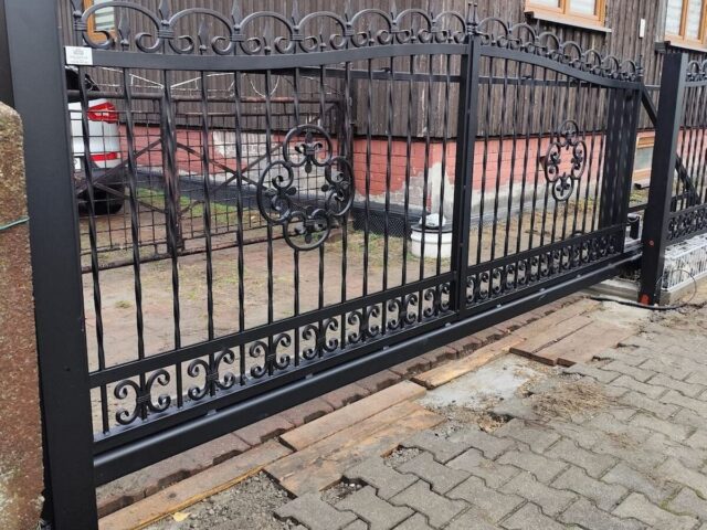 Brama wjazdowa przesuwna ogrodzeniowa kuta czarna z&nbsp;ornamentami BP 028