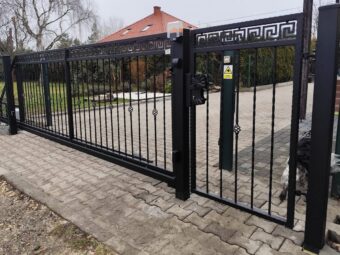Brama wjazdowa przesuwna z&nbsp;furtką ogrodzeniowa kuta ozdobna czarna BP 029