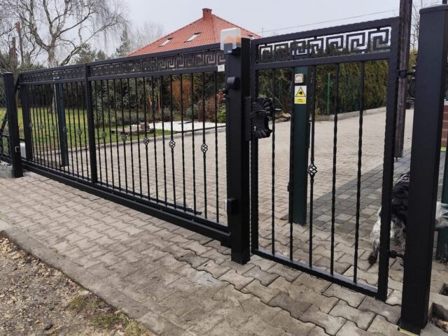 Brama wjazdowa przesuwna z&nbsp;furtką ogrodzeniowa kuta ozdobna czarna BP 029