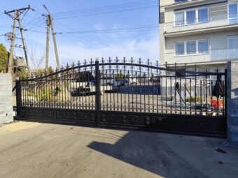 Brama wjazdowa przesuwna ogrodzeniowa kuta czarna z&nbsp;ozdobami BP 030