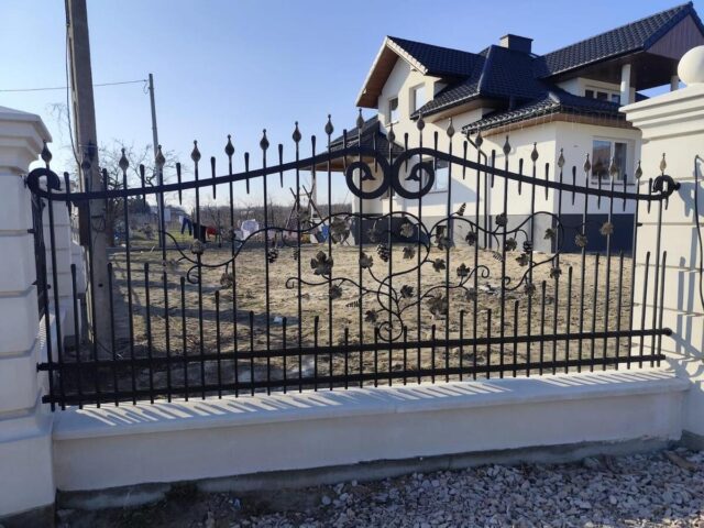 Ogrodzenie kute czarne z&nbsp;ozdobnymi ornamentami OK 062