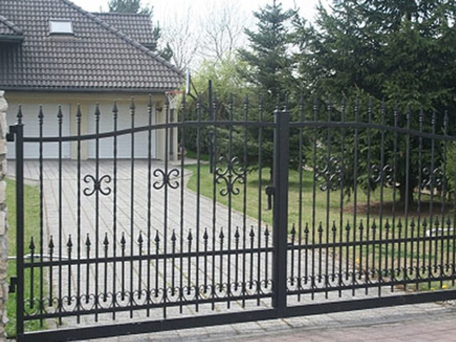 Brama uchylna kuta z&nbsp;subtelnym zdobieniem BU 074