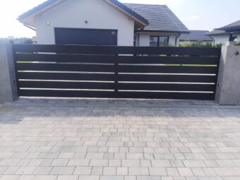 Brama wjazdowa przesuwna ogrodzeniowa kuta czarna nowoczesna, z&nbsp;furtką BP 031
