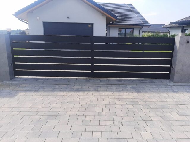 Brama wjazdowa przesuwna ogrodzeniowa kuta czarna nowoczesna, z&nbsp;furtką BP 031