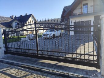 Brama wjazdowa przesuwna z&nbsp;furtką ogrodzeniowa czarna matowa BP 033