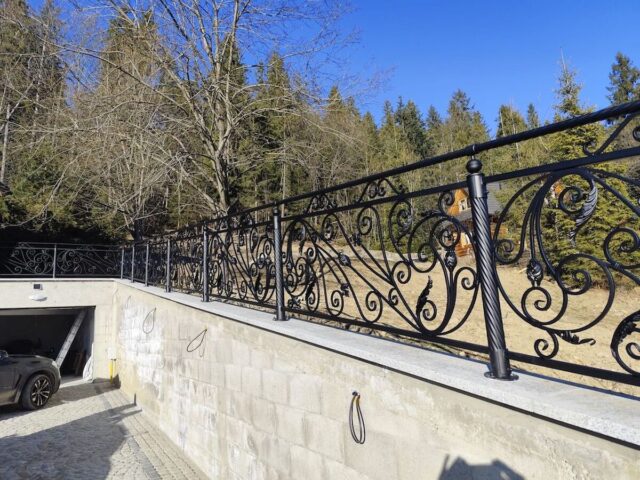 Balustrada zewnętrzna z&nbsp;ornamentami czarna BKZ 098