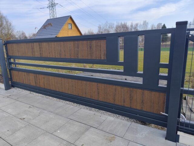 Brama przesuwna nowoczesna z&nbsp;deską kompozytową BP 035