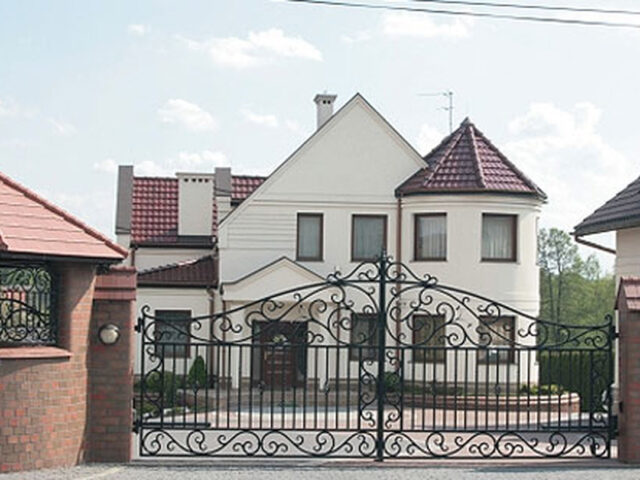 Brama uchylna kuta z&nbsp;delikatnym zdobieniem BU 071