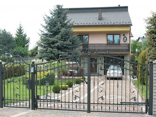 Brama uchylna kuta z&nbsp;motywem liści BU 070