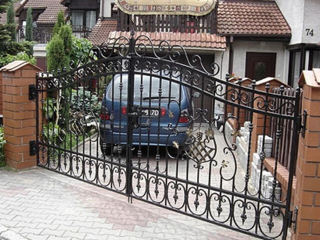 Brama uchylna kuta ze&nbsp;złotymi dodatkami BU 067