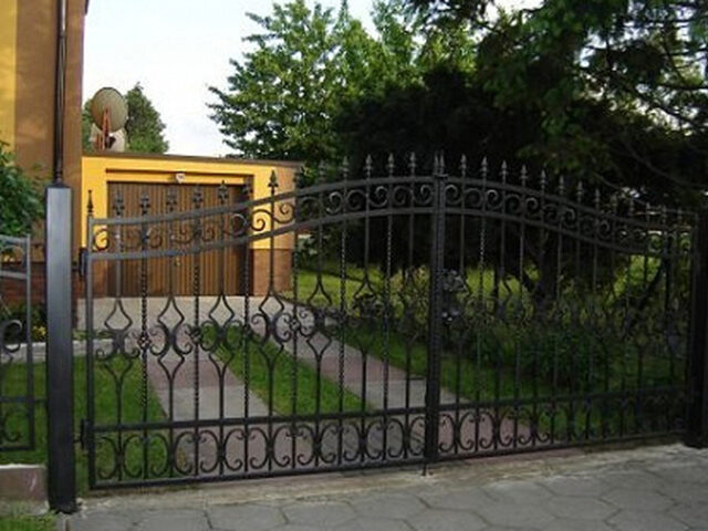 Brama uchylna kuta w&nbsp;eleganckim stylu BU 063