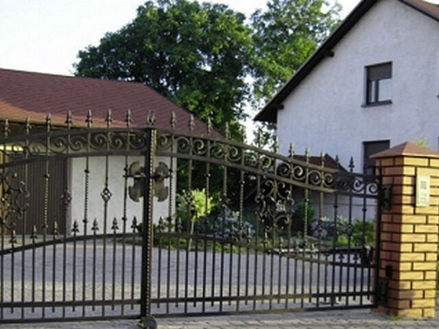 Brama uchylna kuta delikatnie zdobiona BU 062