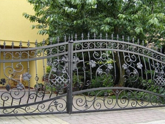 Brama uchylna kuta z&nbsp;motywem winorośli BU 060