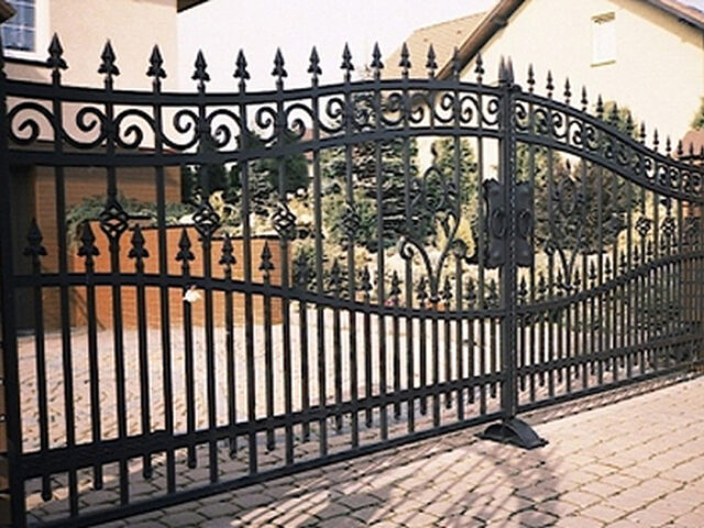 Brama uchylna kuta z&nbsp;klasycznym zdobieniem BU 058