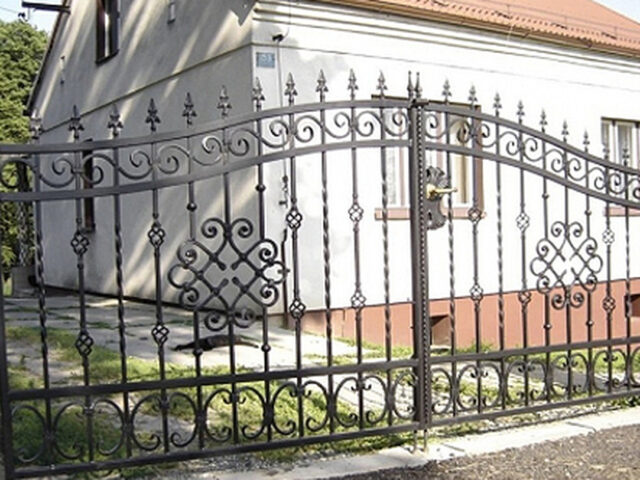 Brama uchylna kuta elegancko zdobiona BU 055