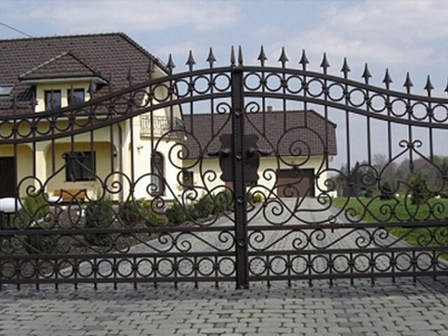 Brama uchylna kuta ze&nbsp;zdobieniem BU 054