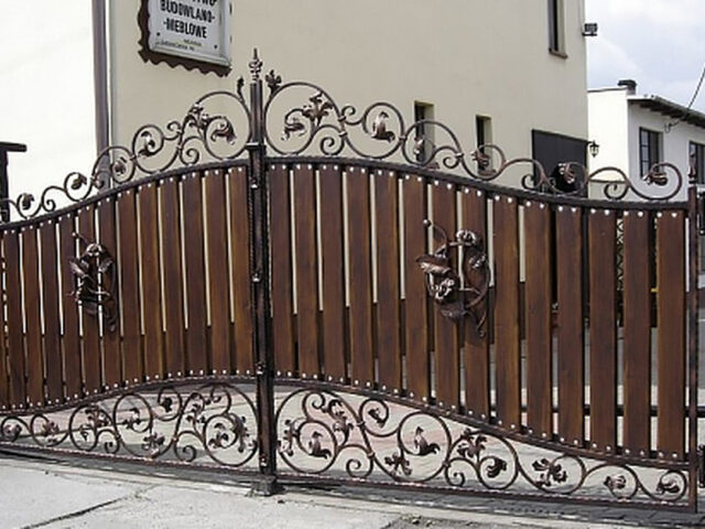 Brama uchylna kuta z&nbsp;drewnem BU 050