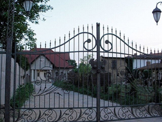 Brama uchylna kuta w&nbsp;stylu królewskim BU 049