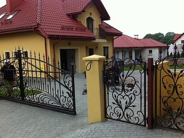 Brama uchylna kuta w&nbsp;eleganckim stylu BU 042