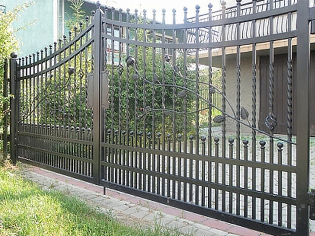 Brama uchylna kuta ze&nbsp;stożkowym wykończeniem BU 041