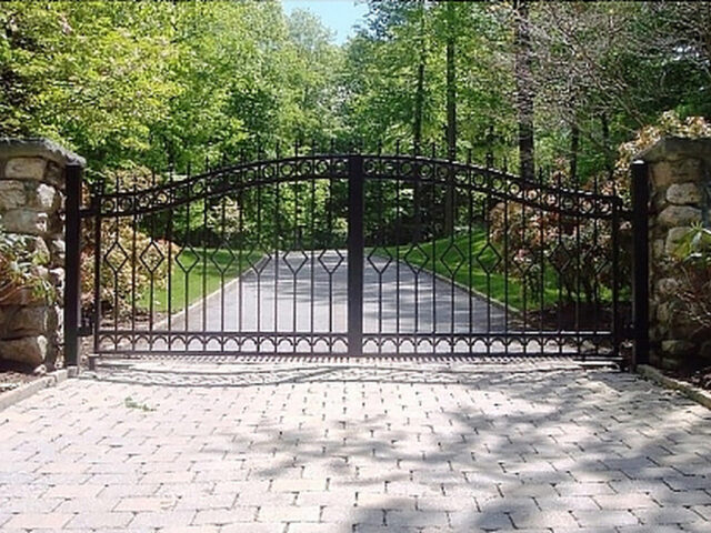 Brama uchylna kuta z&nbsp;rombami BU 024