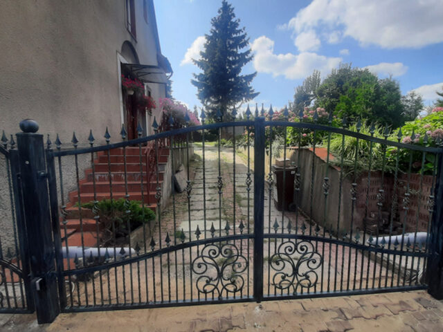 Brama uchylna kuta subtelnie zdobiona BU 005