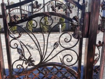 Brama wjazdowa przesuwna ogrodzeniowa kuta ze&nbsp;zdobieniem BP 019