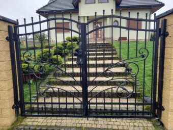 Brama przesuwna kuta zdobiona BP 017