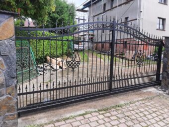 Brama przesuwna elegancko zdobiona BP 008