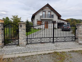 Brama ogrodzeniowa wjazdowa uchylna kuta z&nbsp;podłużnych prętów&nbsp;BU 098