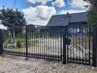 Brama ogrodzeniowa z&nbsp;furtką, wjazdowa, uchylna, kuta BU 096