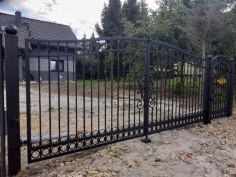 Brama ogrodzeniowa z&nbsp;furtką, wjazdowa, uchylna, kuta BU 096
