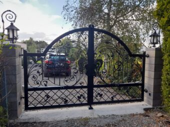 Brama ogrodzeniowa wjazdowa, uchylna, kuta ze&nbsp;zdobieniem BU 095