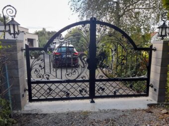 Brama ogrodzeniowa wjazdowa, uchylna, kuta ze&nbsp;zdobieniem BU 095