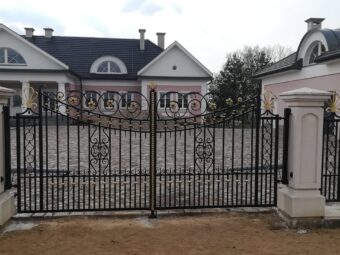 Brama ogrodzeniowa z&nbsp;furtką, wjazdowa, uchylna, kuta glamour BU 091