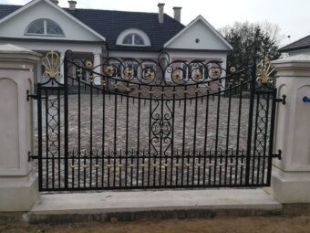 Brama ogrodzeniowa z&nbsp;furtką, wjazdowa, uchylna, kuta glamour BU 091