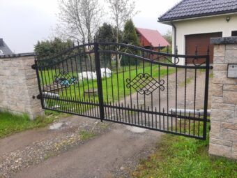 Brama uchylna kuta ze&nbsp;zdobieniem BU 087