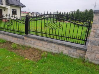 Brama uchylna kuta ze&nbsp;zdobieniem BU 087