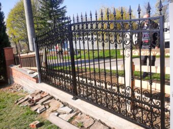 Brama ogrodzeniowa wjazdowa, uchylna, kuta BU 100