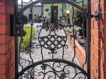 Brama wjazdowa uchylna i&nbsp;furtka kuta ozdobna BU 101