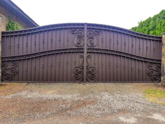 Brama ogrodzeniowa z&nbsp;furtką, wjazdowa, uchylna BU 102