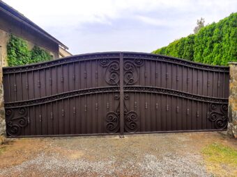 Brama ogrodzeniowa z&nbsp;furtką, wjazdowa, uchylna BU 102