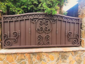 Ogrodzenie kute z&nbsp;wypełnieniem blachą OK 047