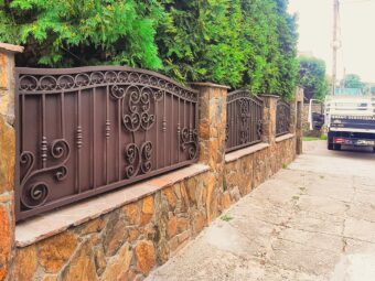 Ogrodzenie kute z&nbsp;wypełnieniem blachą OK 047