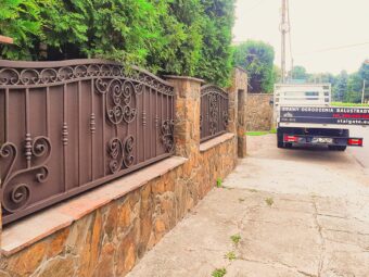 Ogrodzenie kute z&nbsp;wypełnieniem blachą OK 047