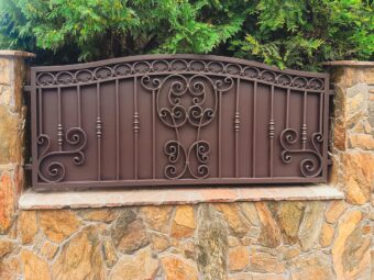 Ogrodzenie kute z&nbsp;wypełnieniem blachą OK 047