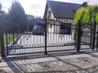 Brama ogrodzeniowa z&nbsp;furtką, wjazdowa, uchylna, kuta BU 103