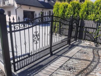 Brama ogrodzeniowa z&nbsp;furtką, wjazdowa, uchylna, kuta BU 103