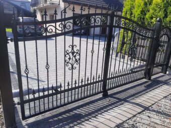 Brama ogrodzeniowa z&nbsp;furtką, wjazdowa, uchylna, kuta BU 103